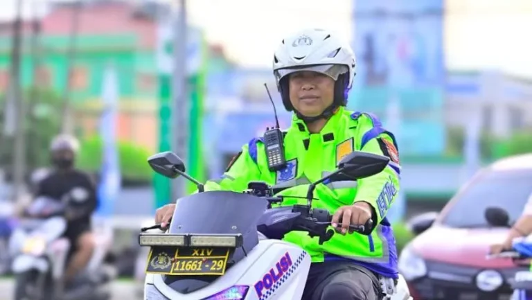 Bripka Jumahir Mengukir Citra Polri Dengan Edukasi Humanis Dan Integritas Di Jalanan Makassar